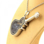 Pierres et Min&eacute;raux. Collier Saphir brut. Mod&egrave;le guitare.