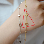 Prabangi prancūzi&scaron;ka tu&scaron;čiavidurio dobilo formos titano apyrankė mergaitėms &ndash; naujas, auk&scaron;tos klasės žvaigždės formos gėlės dizainas YXC032 Hollow Clover Bracelet Gold