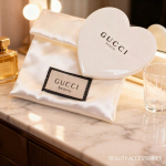 Gucci Beauty &Scaron;irdelės formos veidrodėlis su žvilgančiu satino mai&scaron;eliu Rinkinys balta