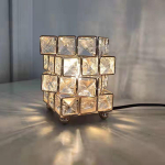 Eleganti&scaron;ka keturių auk&scaron;tų Rubiko kubo kri&scaron;tolo lempa miegamajame princesės lovos puo&scaron;mena mergaitės atmosfera maža naktinė lemputė USB plug