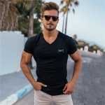 &bdquo;Muscleguys Summer&ldquo; vyri&scaron;ki laisvalaikio madingi mar&scaron;kinėliai, medvilniniai V formos i&scaron;kirpte, trumpomis rankovėmis Kultūrizmo fitneso vir&scaron;ūnės perkamiausios M juoda