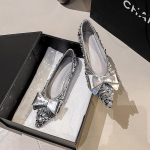 Smailūs viengalviai bateliai moteri&scaron;ki 2024 m. pavasario naujiena Mink&scaron;tas padas Batai su kaspinėliu ir blizgučiais Seklus kirpimas Plok&scaron;čias padas 34 sidabras