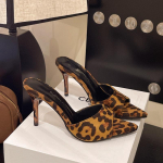 Nauji prabangūs atvirais pir&scaron;tais lakuotos odos &scaron;lepetės Seksualūs smailianosiai auk&scaron;takulniai Slip-on Leopardiniai moteri&scaron;ki sandalai Atvirais pir&scaron;tais kulniukai 34 leopardo ra&scaron;to spalva