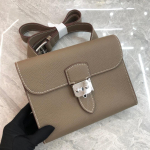 Nauja odinė pa&scaron;tininko rankinė su užraktu ir atvartu, pagaminta i&scaron; pirmos rū&scaron;ies galvijų odos, su plačiu peties dirželiu. length 21xthickness 4xheight 17cm tamsiai pilka spalva