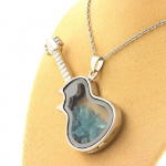 Pierres et Min&eacute;raux. Collier Apatite Paraiba brut. Mod&egrave;le guitare.