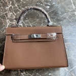 24 Nauja Natūralios Odos Moteri&scaron;ka Rankinė Su Delno Ra&scaron;tu Mini 22CM25 Krep&scaron;ys Sidabrinė Sagtis Rankinė Vienu Petimi Įstrižai 22CM+2 shoulder straps without lock ruda