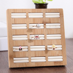 Žiedinė vitrina su įdėklu įdėklu papuo&scaron;alų laikikliu 15 angų balta 15x15x1.5cm balta