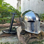 Viduramžių barbuto &scaron;almas, ne&scaron;iojamas plieninis riterio &scaron;almas su pamu&scaron;alu smakro dirželiu, idealiai tinka žaisti vaidmenimis, su stendu Helovino GIF