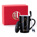 &bdquo;Kūrybinis keraminis puodelis &ndash; Zodiako žvaigždynai su dangteliu ir &scaron;auk&scaron;tu, puiki dovana poroms&ldquo; Libra Gift Box juoda