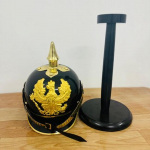 Voki&scaron;kas Pickelhaube karininko &scaron;almas su mediniu stovu