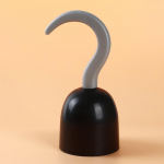 Helovino kostiumų vakarėlio puo&scaron;mena ir ypatingas piratų kabliukas juoda