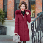 Žieminė pūkinė striukė su didele kailine apykakle ir nuimamu gobtuvu moterims, vidutinio ir ilgio, pastorintos medvilnės paltas vidutinio ir vyresnio amžiaus moterims XL vyno raudonos spalvos