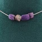 Pierres et Min&eacute;raux. Collier 4 perles Charoite de Russie. Chaine en acier inoxydable Collier femmes, hommes. Taille personnalisable.