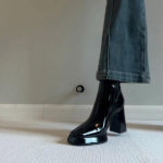 Lakinės odos storu padu auk&scaron;takulniai trumpieji aulinukai moteri&scaron;ki briti&scaron;ko stiliaus vandeniui atsparūs stalo kvadratine nosimi užtrauktuku gale ploni aulinukai 39 juoda