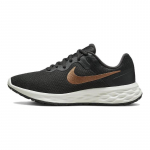 Nike Revolution 6 Next Nature Moteri&scaron;ki žemi sportiniai bateliai i&scaron; tinklinio audinio, pagaminti i&scaron; perdirbtos medžiagos, kasdieniai bėgimo bateliai, juodi/auksiniai DC3729-009 EU 35.5