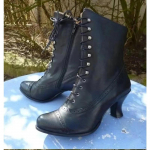 Nauji Moteri&scaron;ki Trumpi Batai PU Oda Biker Batai Auk&scaron;takulniai Smailianosiai Batai Moteri&scaron;ki Viktorieti&scaron;ki Batai Retro Botas 43 juoda