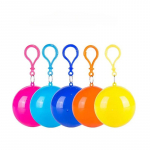 Kompakti&scaron;kas raktų pakabukas su lietaus kamuoliuku &ndash; vienkartinis vandeniui atsparus apsiaustas suaugusiesiems ir vaikams &ndash; mini kabliukų dizainas apsaugai kelyje įvairiaspalvis