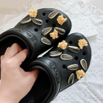 Batų žavesys &bdquo;pasidaryk pats&ldquo; smeigtukai trimačiai melionų sėklų spragėsių ryžių dekoravimo sagtis skylutėms batams.