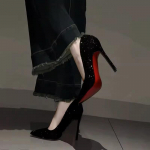 Juodi auk&scaron;takulniai raudonu padu moteri&scaron;ki stiletto 2025 rudens ir žiemos nauji blizgučiais puo&scaron;ti kri&scaron;toliniai vestuviniai smailianosiai profesionalūs seksuali vieni batai 35