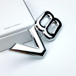 3D metalinis juodas chromuotas automobilio galinio bagažinės sparno &scaron;oninio emblemo ženklelis V8 lipdukas, skirtas V/WT/oyota H/onda J/eep L/ir R/over automobilių priedams sidabras