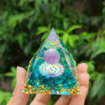 Rankų darbo piramidės formos kristalų žvyro dervos ornamentas namams Amethyst ball + quartz B5; 5 cm mėlyna