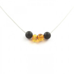 Pierres et Min&eacute;raux. Collier 4 perles Ambre v&eacute;ritable de la mer Baltique + Onyx noir mat 8 Chaine en acier inoxydable.