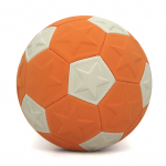 Oranžinis smūgiams atsparus futbolas lauko sporto entuziastams su įdubimu kamuoliuku.