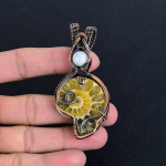 Amonito fosilija, apvyniota 999 prabos varine viela, rankų darbo brangakmenių papuo&scaron;alas pakabukas atminties dienai