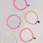 BONBEAU Neoninės spalvos akcentinis kutas su karoliukais Apyrankė 5 spalvų neon coral
