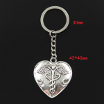 Madingas 30 mm raktų pakabukas Metalinis raktų pakabukas Raktų pakabukas Juvelyriniai dirbiniai Antikvariniai sidabro spalvos dengti &scaron;irdis Caduceus Medicine 42x40mm pakabukas sidabras