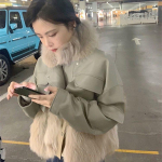 &Scaron;iltas ir patogus paltas su auk&scaron;ta apykakle i&scaron; dirbtinio kailio - trumpa striukė moterims S juoda