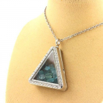 Pierres et Min&eacute;raux. Collier Apatite Paraiba brut. Mod&egrave;le triangle.