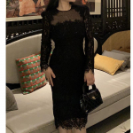 Vintažinė prancūzi&scaron;ka juodo nėrinio figūrą pabrėžianti ilgomis rankovėmis suknelė moterims Small juoda