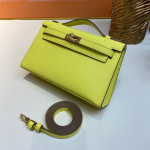 Didmeninė prekyba naujos kartos paprastu mažu kvadratiniu krep&scaron;iu, ne&scaron;iojamu ant vieno peties, ne&scaron;iojamu įstrižai, i&scaron; pirmo sluoksnio karvės odos, moteri&scaron;ku krep&scaron;iu su siuvimo linija 22x7x13cm citrinos geltonos spalvos