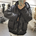 Moteri&scaron;ka rudeninė žieminė balta pūkinė striukė, pamink&scaron;tinta trumpai stovi kailinė apykaklė, vienaeilė ki&scaron;enė laisva &scaron;ilta vienspalvė M juoda