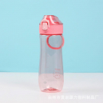 Plastikinis puodelis Sportinis lauko vandens puodelis 600 ml su rankena Tiesus kaklelis Spyruoklinis dangtelis Vandens puodelį galima aprūpinti filtravimo sieteliu ir &scaron;iaudeliu 600ml raudona