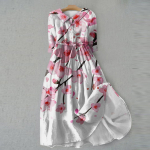 Moteri&scaron;ka suknelė su spausdinta atverčiama apykakle su 3/4 rankovių dirželiu