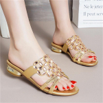 Moteri&scaron;kos kvėpuojančios gėlėmis ir kalnų kri&scaron;tolu puo&scaron;tos basutės, vasaros mados nauji odiniai &scaron;lepetės, neslystantys auk&scaron;takulniai deimantinės basutės 35 juoda