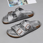Madingos &scaron;lepetės Nauji vyri&scaron;ki klumpės Suede sandalai Nubuck Laisvalaikio &scaron;lepetės Kam&scaron;tinės &scaron;lepetės Dvi sagtelės Plok&scaron;čias padadas Vasariniai batai Prekės ženklas 35 sidabras