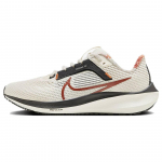 Nike Air Zoom Pegasus 40 Premium &Scaron;viesiai dramblio kaulo spalvos Ry&scaron;kiai oranžinės spalvos Moteri&scaron;ki sportbačiai Kreminės juodos spalvos FN3477-100 35.5