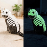Tamsoje &scaron;viečiantis dinozauro skeletas Katės kostiumas su gobtuvu Apranga Augintinio dinozauro kaukolės kostiumas su gobtuvu Katė ir &scaron;uo