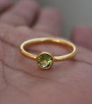 Peridoto apvalus brangakmenio žiedas, 925 sidabro žiedas, Dovana jai, Dėliojamas žiedas, Rankų darbo žiedas, Sidabrinis žiedas, Gimtadienio dovana 8