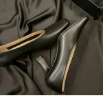 Mada 2025 Balti Kvadratiniu Pir&scaron;tu Auk&scaron;takulniai Rudens Naujiena Temperamentingi Stori su Ni&scaron;iniu Dizainu V-Formos I&scaron;kirpte Odiniai Vintažiniai Viengubiai Batai Moterims 40 juoda