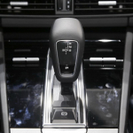 L10A Automobilio pavarų perjungimo rankenėlės skydelio apdailos dangtelis Porsche Cayenne 2018- juoda