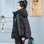 Moteri&scaron;ka prigludusio silueto juoda pūkų striukė su gobtuvu - Madingas žiemos 2024 trumpas paltas XL approx. for 129-143 jin juoda