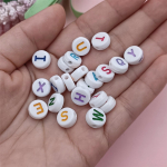 100 vnt. 10 mm Papuo&scaron;alų gamybai DIY Baltos Spalvotos Raidės Palaidi Karoliukai Vėriniui Apyrankei Pakabukas Saldainio Spalva įvairiaspalvis