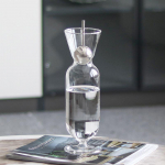 Modernaus meno kolba, abstraktus kūrybinis stiklinis dekoravimas, vyno butelis, vyno indai, papuo&scaron;alai, modelių kambarys, vie&scaron;bučio pardavimo biuro aksesuarai Silver bead straight wine jug M10573