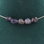 Pierres et Min&eacute;raux. Collier 5 perles Cordierite Iolite de Madagascar. Chaine en acier Collier femmes, hommes. Taille personnalisab