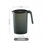 2000 ml/2500 ml plastikinis ąsočio ąsotis su dangteliu ir ventiliuojamu snapeliu, skirtas tiek lediniams, tiek kar&scaron;tiems gėrimams, viduje ir lauke 2000ML juoda