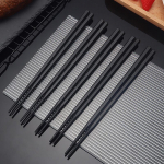 1 poros legiruotų kini&scaron;kų lazdelių Maistiniai japoni&scaron;ki su&scaron;ių lazdelės, daugkartinės neslystančios, plaunamos indaplovėje, bambuko formos maistinės lazdelės juoda